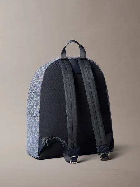 Calvin Klein Jeans Ruksak Unstructured Monogram Backpack 4 Modrá sivá