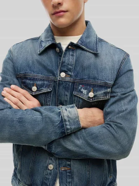 Kurtka jeansowa o kroju regular fit z mieszanka bawełny Tommy Jeans granatowa