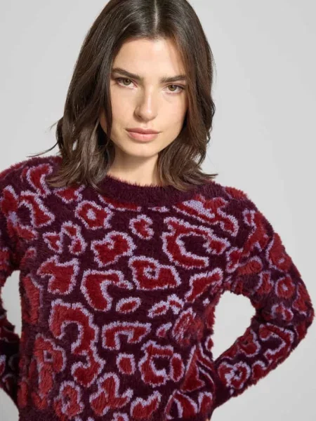 Sweter z dzianiny o kroju regular fit ze wzorem na całej powierzchni model ‘JUNGLE’ Vero Moda bordowy