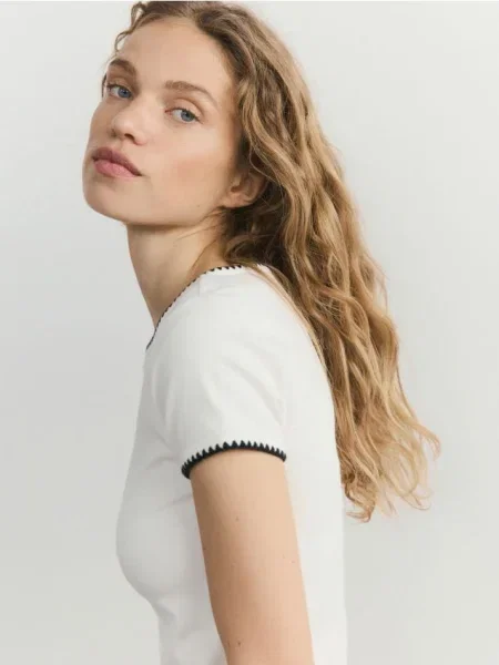 Reserved Bluză cu dungă contrastantă crem