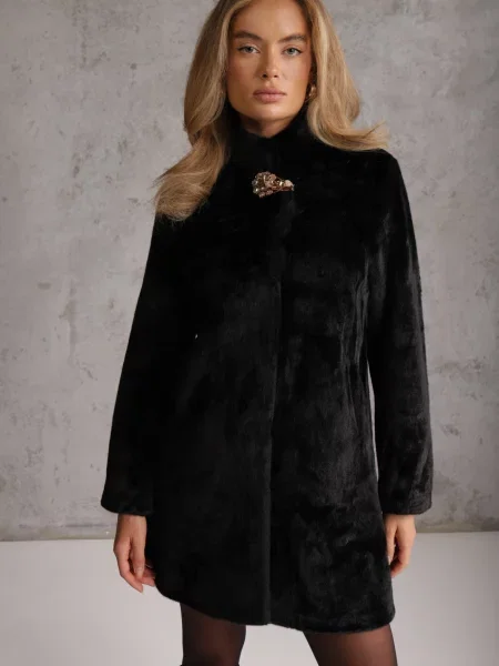 Blană artificială cu guler tip tunică și închidere elegantă în formă de floare Lireko neagră