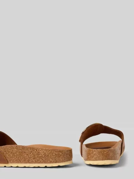Klapki Birkenstock skórzane na sprzączkę na płaskim obcasie brązowe