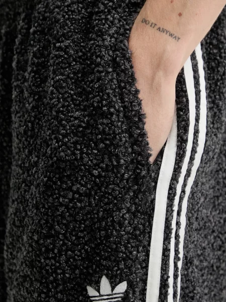 Спортивні штани adidas Originals з аплікацією сірий