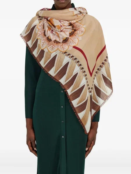 Fular Ferragamo cu model floral cu imagine