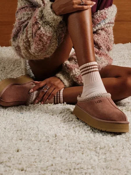 UGG пантофи дамски от велур W Tazz II кафяво