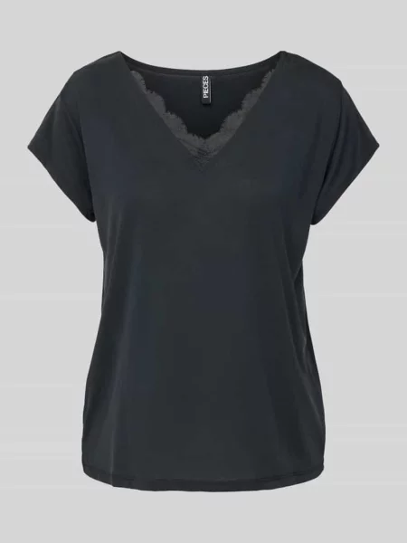 T-shirt o kroju regular fit z dekoltem w serek model ‘KAMALA’ Pieces czarna
