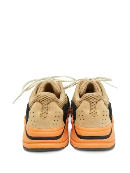 Sneakerși Adidas Yeezy din piele de căprioară