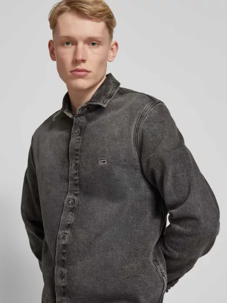 Koszula jeansowa o kroju regular fit z z wyhaftowanym logo Tommy Jeans czarna