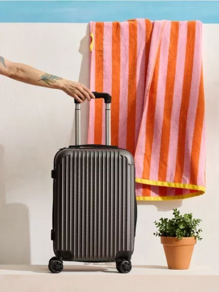 Sinsay Twarda walizka podróżna na kółkach srebrny