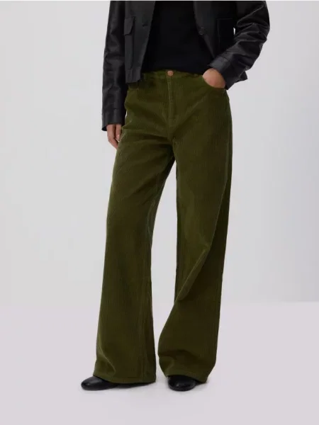 Reserved Menčestrové nohavice žlto-zelená zelená