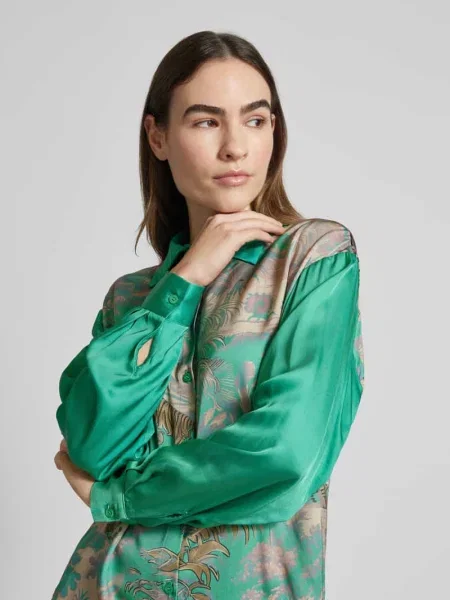 Bluzka koszulowa o kroju regular fit z wykładanym kołnierzem model ‘Tiger in the Jungle’ Miss Goodlife zielona