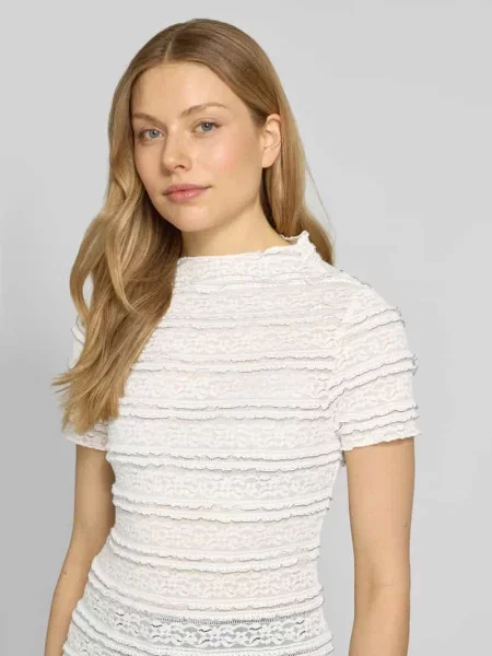 T-shirt o kroju slim fit z fakturowanym wzorem model ABIGAIL' Vero Moda biała
