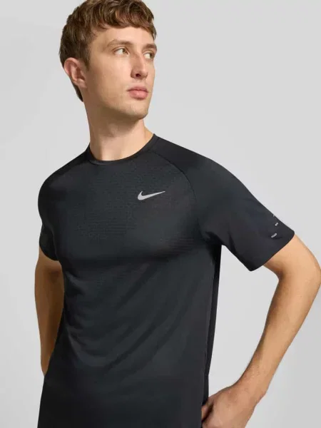 T-shirt o kroju regular fit ze sportu z elementami odblaskowymi Nike Training czarna