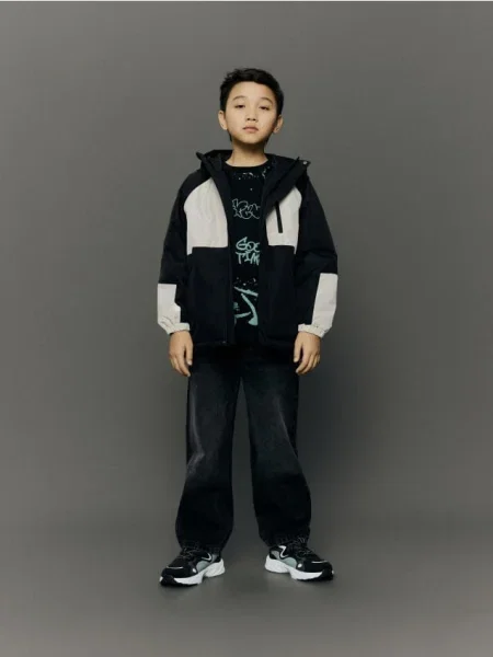 Reserved Geacă subțire cu glugă negru