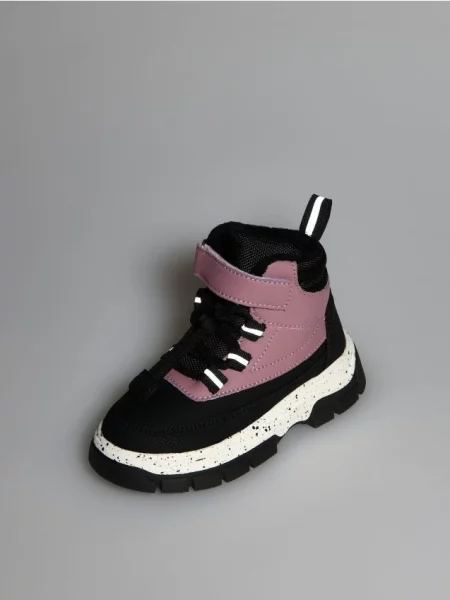 Утепленные ботинки Reserved на шнуровке черные