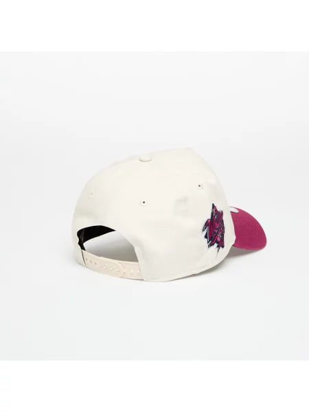 Шапка с козирка New Era с апликация бежово