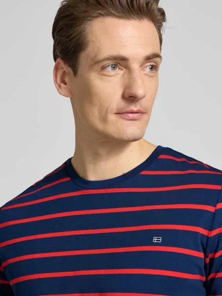 T-shirt o kroju regular fit z wyhaftowanym logo Christian Berg Men granatowa