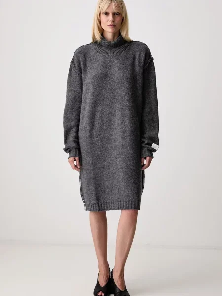 Maison Margiela sukienka sweterkowa z wełną szara