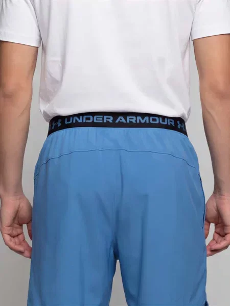 Szorty sportowe o kroju regular fit z nadrukiem z logo Under Armour niebieskie