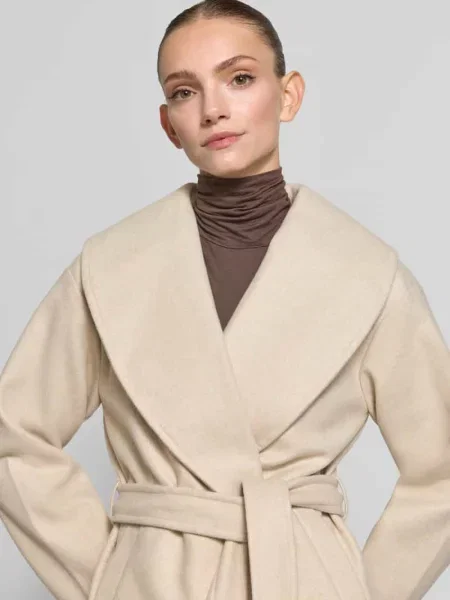 Krój regular fit krótki płaszcz z wiązanym paskiem model ANNE' Vero Moda