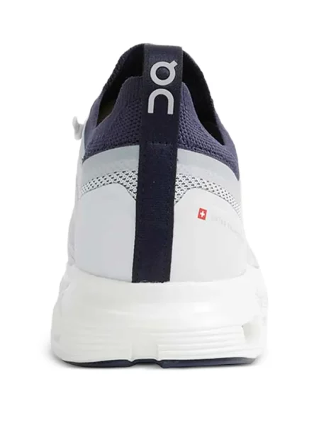 Sneakers On λευκό
