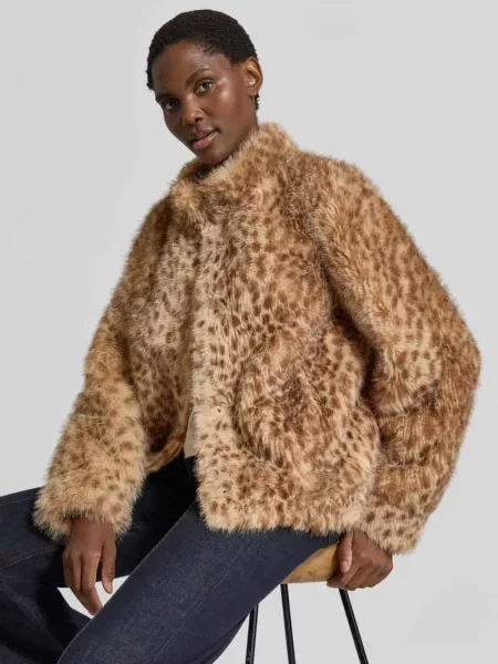 Kurtka w stylu puffer krój regular fit z sztucznego futra Rich & Royal brązowa