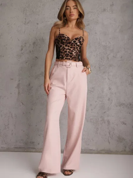 Pantaloni eleganți cu croială largă și curea decorativă Airia roz