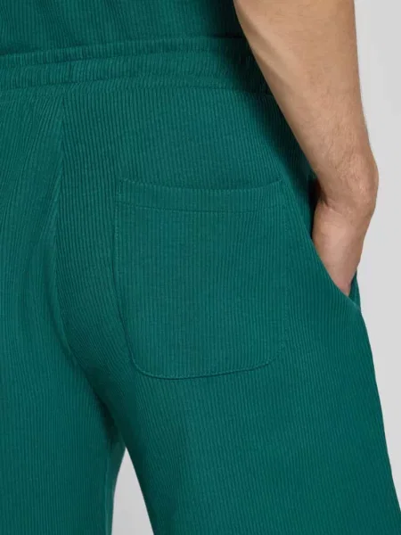 Szorty dresowe o kroju straight fit z fakturowanym wzorem Review zielone
