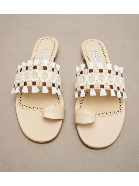 Sandale Manolo Blahnik din piele bej