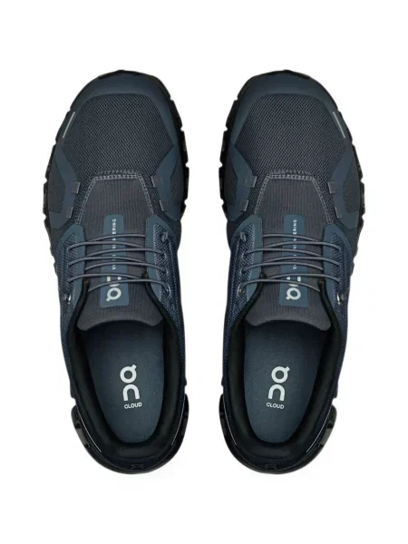 Sneakerși On albastru