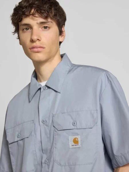 Koszula casualowa o kroju relaxed fit z kołnierzykiem typu kent i detalem z logo Carhartt Work In Progress beżowa