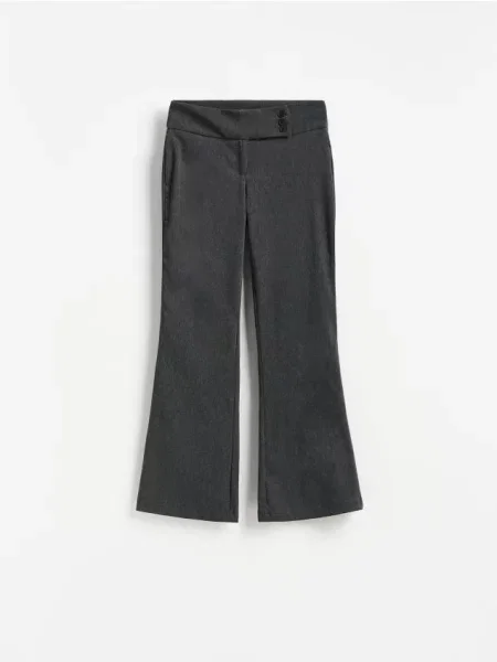 Reserved Pantaloni flare cu curea gri-închis gri
