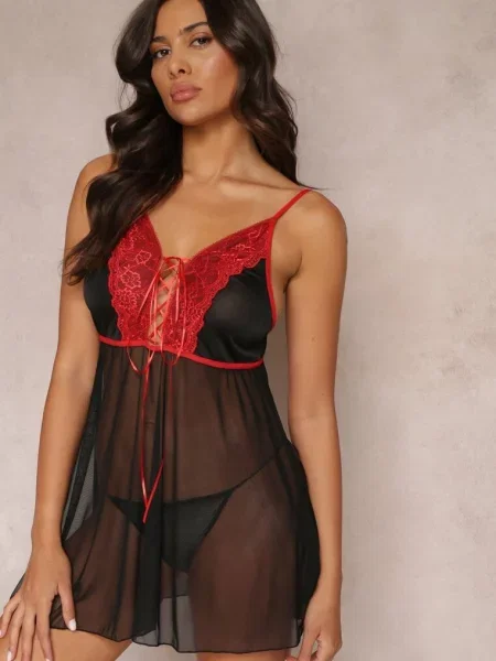 Czarno-Czerwona Siateczkowa Koszula Nocna ze Stringami Ozdobiona Koronką Amaira czarna