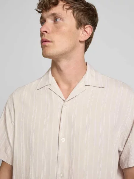 Koszula casualowa o kroju regular fit z kołnierzykiem typu resort model ‘MONTANA’ Jack & Jones Premium beżowa