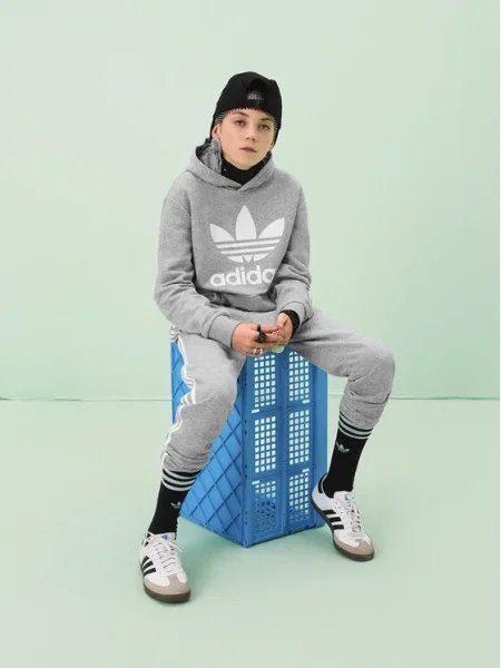 Pruhované nohavice Adidas Originals sivá