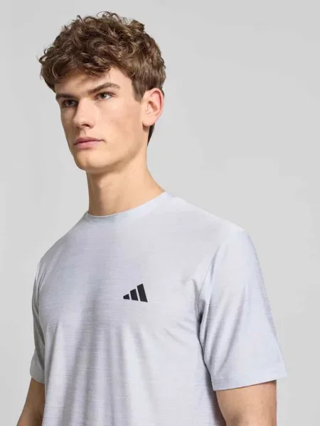 T-shirt z nadrukiem etykiety Adidas Training