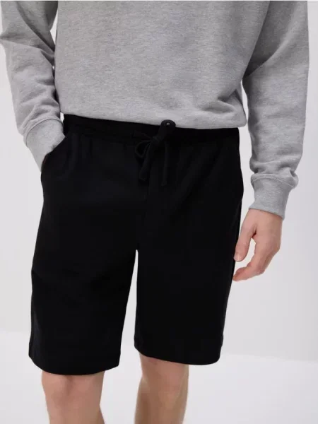 Спортивные шорты Reserved черные