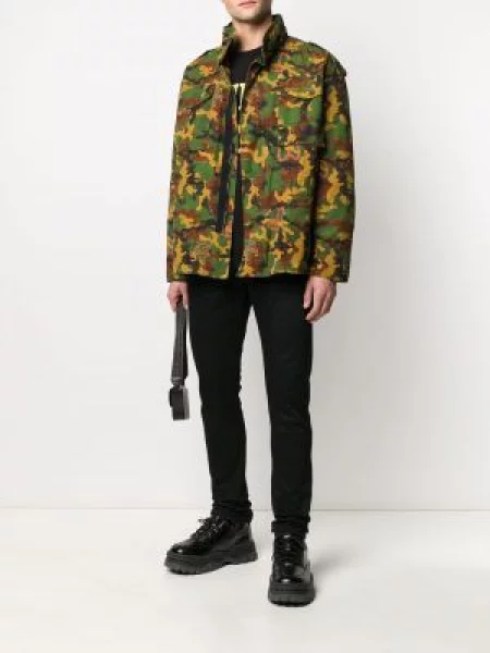 Kamufliažinis striukė Off-white izoliuoti balta