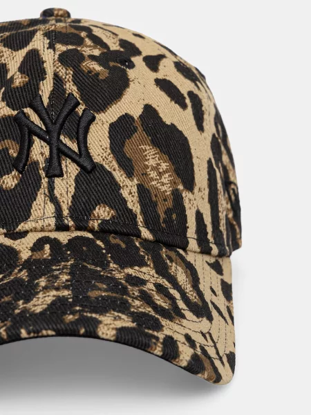 Semišová šiltovka New Era s leopardím vzorom béžová