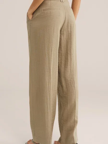 WE Fashion Hlače s naborima siva bež