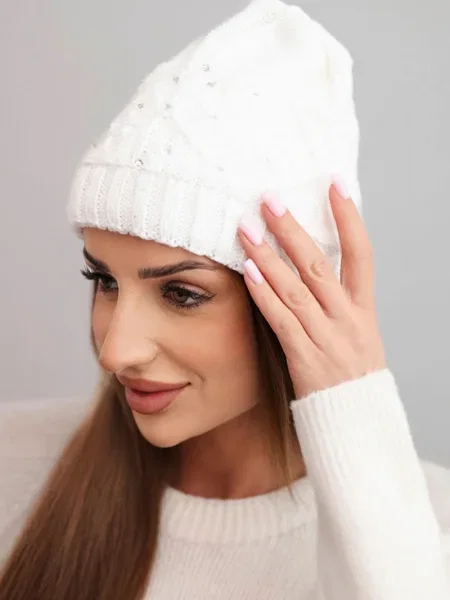 Căciulă Kesi cu perle de lână alb