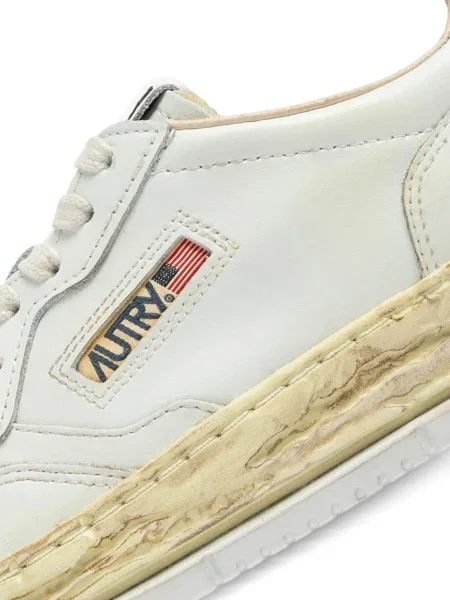 Sneakers General Scale. λευκό