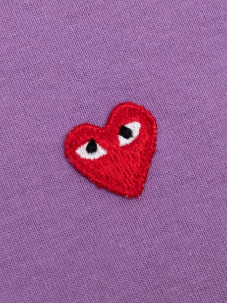 Къс тениска Comme Des Garçons Play със сърца виолетово