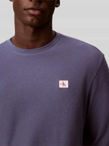 Bluzka z długim rękawem o kroju regular fit z mieszanki bawełny Calvin Klein Jeans niebieska