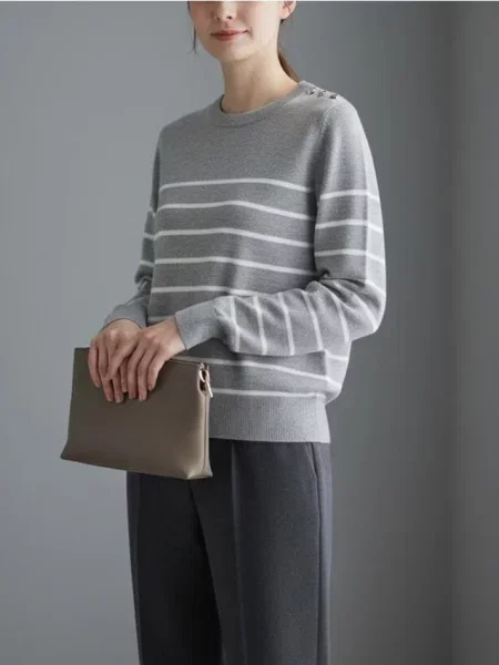 Светр у смужку з декоративними на плечах сірий