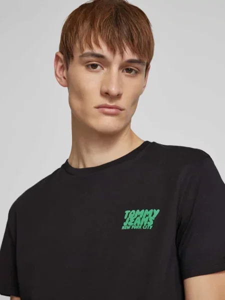 T-shirt o kroju regular fit z czystej bawełny z napisem z logo Tommy Jeans czarna