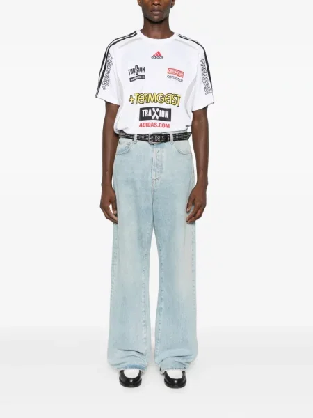 Szeroka koszulka Adidas z przetarciami z dżerseju biała