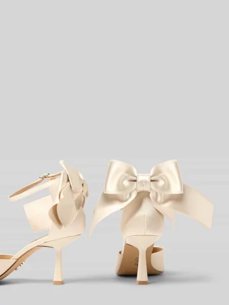 Czółenka z ozdobną kokardą model ‘Fiorela’ Steve Madden biała
