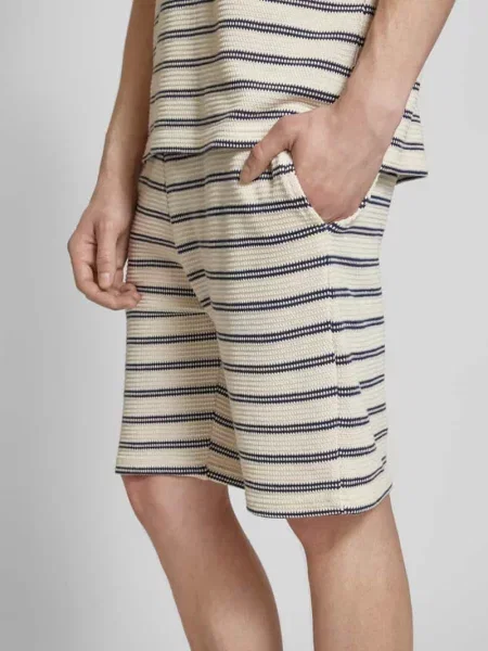 Szorty o kroju regular fit z fakturowanym wzorem model ‘IAN’ Only & Sons białe