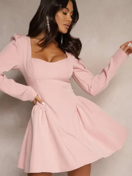 Rozkloszowana Sukienka Koktajlowa z Gorsetową Górą i Falbankami Arisora różowa